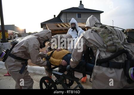 Il Texas Guardia Nazionale il 6° CERFP Task Force che include la 149Medical Det-1 e uccisione di ricerca e ripristino di Team, hanno partecipato a corsi di formazione di risposta con le autorità civili locali 5 Febbraio di Round Rock, in Texas. Il sesto CERFP è costituito da Texas aria Esercito e guardia nazionale i membri che possono essere chiamati ad assistere i soccorritori entro FEMA REGIONE 6. Queste regioni includono Texas, Arkansas, Louisiana, Oklahoma e del Nuovo Messico. Foto Stock