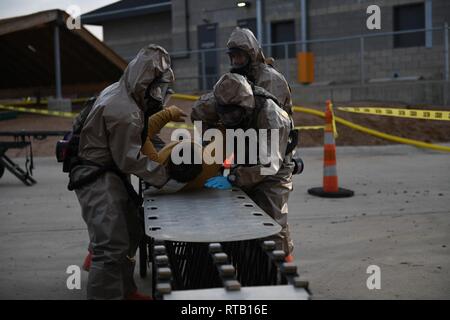 Il Texas Guardia Nazionale il 6° CERFP Task Force che include la 149Medical Det-1 e uccisione di ricerca e ripristino di Team, hanno partecipato a corsi di formazione di risposta con le autorità civili locali 5 Febbraio di Round Rock, in Texas. Il sesto CERFP è costituito da Texas aria Esercito e guardia nazionale i membri che possono essere chiamati ad assistere i soccorritori entro FEMA REGIONE 6. Queste regioni includono Texas, Arkansas, Louisiana, Oklahoma e del Nuovo Messico. Foto Stock