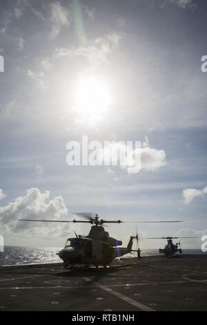 Mare delle Filippine (feb. 5, 2019) un U.S. Marine Corps UH-1Y Venom, anteriore e un AH-1Z Viper, sia con mezzo marino Tiltrotor Squadron 166 rinforzato, xiii Marine Expeditionary Unit (MEU), prepararsi a prendere il via dal San Antonio-classe di trasporto anfibio dock USS ancoraggio (23 LPD) mentre su una distribuzione dell'Essex anfibio gruppo pronto (ARG) e xiii MEU. L'Essex ARG/XIII MEU è un capace e letale Navy-Marine Corps team distribuito negli Stati Uniti 7 flotta area di operazioni a sostegno della stabilità regionale, rassicurare partner ed alleati e mantenere una presenza postured per rispondere a qualsiasi crisi r