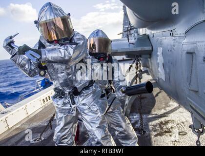 Oceano Pacifico (feb. 6, 2019) di aviazione di Boatswain Mate (manipolazione) 3° di classe Federico Medina, a sinistra da Delano, California, e aviazione di Boatswain Mate (manipolazione) Airman Eddie De La Cruz, da Garden Grove, California, prepararsi a estinguere una simulazione di hot spot durante un ponte di volo drill incendio a bordo della San Antonio-classe di trasporto anfibio dock nave USS ancoraggio (23 LPD) mentre su una distribuzione dell'Essex anfibio gruppo pronto (ARG) e xiii Marine Expeditionary Unit (MEU). L'Essex ARG/XIII MEU è un capace e letale Navy-Marine Corps team distribuiti per la 7a flotta area di operazioni Foto Stock