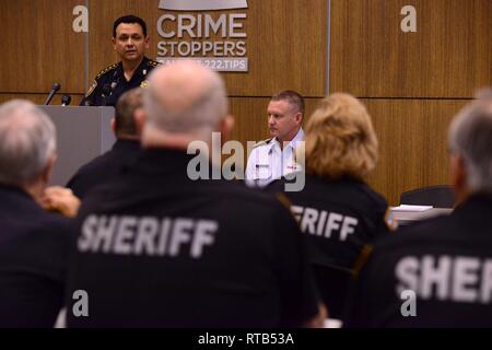 Sheriff Ed Gonzalez, Harris County Sheriff, indirizzi il pubblico durante una cerimonia in onore di dodici membri di Harris dello sceriffo della contea di Office per il loro lavoro nel settore Houston-Galveston la ricerca e il salvataggio durante il ramo uragano Harvey a Houston, Texas, nel febbraio 7, 2019. Con il supporto e una esperienza significativa di questi ufficiali, la Guardia Costiera Houston-Galveston Settore di ricerca e di salvataggio con risposta filiale oltre 13.000 le chiamate di emergenza e coordinato di aria e superficie di salvataggio che ha portato in più di 11.000 vite salvate. Stati Uniti Coast Guard Foto Stock