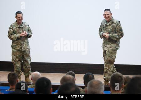 Gen. Giuseppe L. Lengyel, 28 il capo delle guardie nazionali e dell'Ufficio di presidenza Un membro del Comune di capi di Stato Maggiore e il comando Sgt. Il Mag. Christopher Kepner, i suoi soldati senior advisor, parla con guardie presso il Centro comune di formazione in Giordania, Febbraio 7, 2019. La loro visita era parte di una due giorni di viaggio in Giordania in cui hanno viaggiato per JTC e Muwaffaq Salti Air Base incontro con esercito e aria guardie nazionali. (Esercito Guardia Nazionale Foto Stock