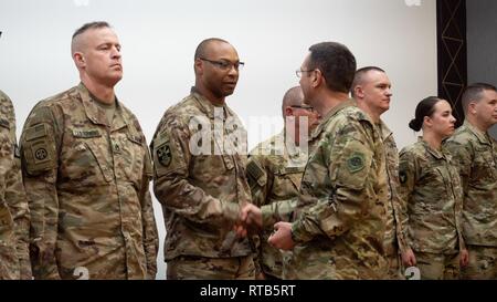 Gen. Giuseppe L. Lengyel, 28 il capo delle guardie nazionali e dell'Ufficio di presidenza Un membro del Comune di capi di Stato maggiore presenta la sua moneta in Arizona esercito nazionale del personale di guardia Sgt. Louis Area di Ridley Support Group - Giordania, durante la coniatura di una gruppo di Guardie presso il Centro comune di formazione in Giordania, Febbraio 7, 2019. Lengyel la visita fa parte di un viaggio di due giorni a Giordania dove si era recato a JTC e Muwaffaq Salti Air Base per soddisfare con esercito e aria guardie nazionali. (Esercito Guardia Nazionale Foto Stock