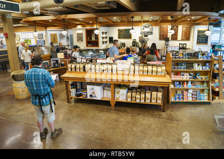 Dipendente tenendo inventario presso il caffè dal design shop all'interno di L.L. Negozio di fagiolo in Freeport, Maine, Stati Uniti d'America. Foto Stock