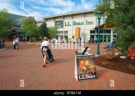 Esterno del LL Bean all'esterno del negozio di apparecchiature in Freeport, Maine, Stati Uniti d'America. Foto Stock