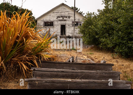 Una serie di gradini in legno che conduce fino al entrata anteriore di una piccola scuola abbandonata Foto Stock