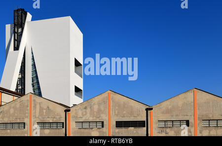 Gli edifici della Fondazione Prada complesso visto dal nuovo Adriano Olivetti Square, nel quartiere di simbiosi.Sulla sinistra, il nuovo edificio torre Foto Stock