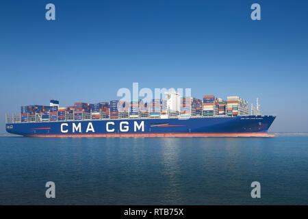 400 metri, Ultra-Large nave portacontainer CMA CGM Louis Bleriot, con partenza dal Porto di Southampton, Regno Unito, in rotta verso Dunkerque, Francia. Foto Stock