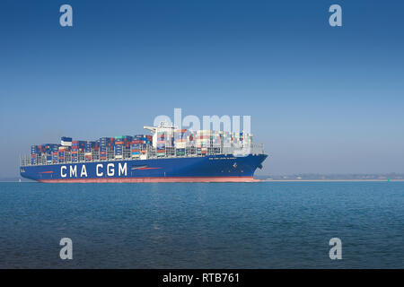 400 metri, Ultra-Large nave portacontainer CMA CGM Louis Bleriot, con partenza dal Porto di Southampton, Regno Unito, in rotta verso Dunkerque, Francia. Foto Stock