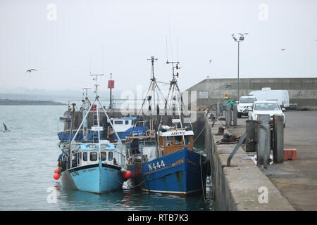 Due Irlanda del Nord le navi registrate barche da pesca sequestrati dalla marina irlandese ormeggiata nel porto di Clogherhead in Co Louth. Foto Stock