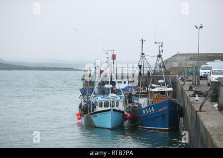 Due Irlanda del Nord le navi registrate barche da pesca sequestrati dalla marina irlandese ormeggiata nel porto di Clogherhead in Co Louth. Foto Stock