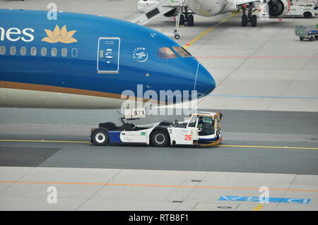 Vietnam Airlines Boeing 787 all'Aeroporto Internazionale di Francoforte tirato da una spinta indietro Foto Stock