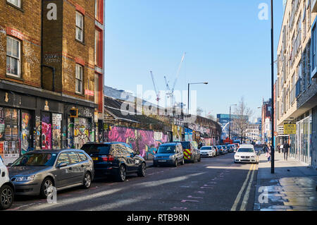 Sclater Street in Shoreditch, East London UK, con la street art e graffiti Foto Stock