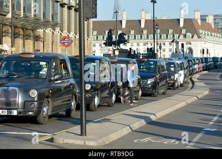 Londra, Inghilterra, Regno Unito. Protesta dei taxi sul Westminster Bridge (contro il sindaco di prevede di vietare i taxi dalla corsia di circolazione degli autobus) Foto Stock