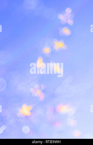 Arte pittorica foto di dolci foglie secche sul ramo in azzurro-effetto colorato su sfondo sfocato Foto Stock