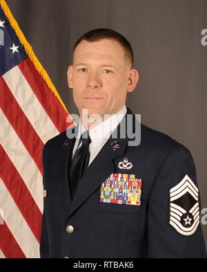 Master Chief Sgt. Daniel McNeil, 114Ingegnere Civile operazioni squadrone sovrintendente, ricevuto il Sud Dakota Air National Guard Senior eccezionale di NCO del premio di anno. Selezionato da più di mille cittadini-aviatori nella SDANG il Avieri dell'anno beneficiari rappresentano i migliori a livello di ala. (Sud Dakota Air National Guard Foto Stock