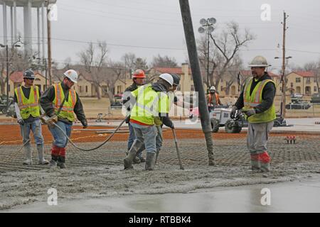 Stati Uniti Esercito di ingegneri, Distretto di Tulsa, fornitori di usare un carrello elevatore a pompa braccio al posto sul calcestruzzo Fort davanzale come parte di un supporto di formazione facility progetto di costruzione, 2 febbraio 2018. Foto Stock