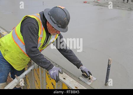 Un U.S. Esercito di ingegneri, Distretto di Tulsa, imprenditore finisce e bordi di calcestruzzo su Fort davanzale come parte di un supporto di formazione facility progetto di costruzione, 2 febbraio 2018 Foto Stock