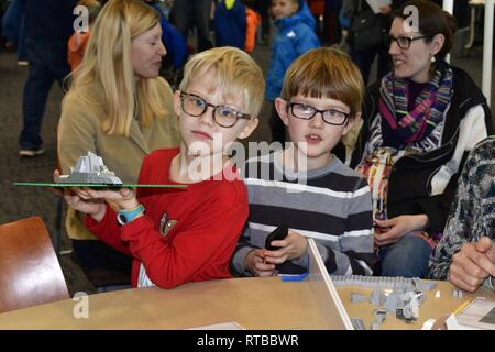 Candide scene della ottava edizione del LEGO mattone su mattone Costruzione navale evento svoltosi sabato 2 febbraio 2019. L'evento è stato ospitato dalla Hampton Roads Museo navale in collaborazione con l'Hampton Roads Naval fondamento storico e le organizzazioni comunitarie con l'obiettivo di riportare lo stelo istruzione e storia navale nella Comunità. I visitatori di questo evento annuale hanno gareggiato in un concorso di costruzione navale, goduto visualizza statico professionali e i modelli di Lego e una serie di altre attività connesse. Quest'anno la manifestazione si è svolta presso il Decker metà Moone Cruise Center di Norfolk, Virginia e att Foto Stock