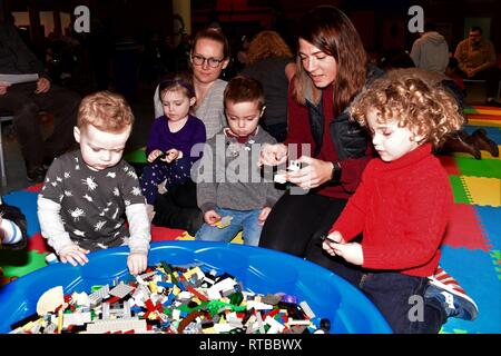 Candide scene della ottava edizione del LEGO mattone su mattone Costruzione navale evento svoltosi sabato 2 febbraio 2019. L'evento è stato ospitato dalla Hampton Roads Museo navale in collaborazione con l'Hampton Roads Naval fondamento storico e le organizzazioni comunitarie con l'obiettivo di riportare lo stelo istruzione e storia navale nella Comunità. I visitatori di questo evento annuale hanno gareggiato in un concorso di costruzione navale, goduto visualizza statico professionali e i modelli di Lego e una serie di altre attività connesse. Quest'anno la manifestazione si è svolta presso il Decker metà Moone Cruise Center di Norfolk, Virginia e att Foto Stock