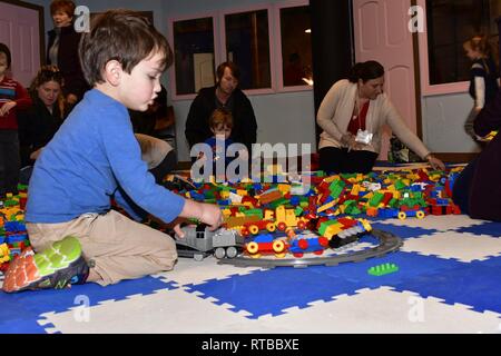 Candide scene della ottava edizione del LEGO mattone su mattone Costruzione navale evento svoltosi sabato 2 febbraio 2019. L'evento è stato ospitato dalla Hampton Roads Museo navale in collaborazione con l'Hampton Roads Naval fondamento storico e le organizzazioni comunitarie con l'obiettivo di riportare lo stelo istruzione e storia navale nella Comunità. I visitatori di questo evento annuale hanno gareggiato in un concorso di costruzione navale, goduto visualizza statico professionali e i modelli di Lego e una serie di altre attività connesse. Quest'anno la manifestazione si è svolta presso il Decker metà Moone Cruise Center di Norfolk, Virginia e att Foto Stock