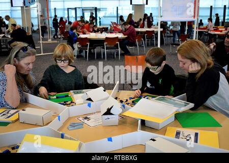 Candide scene della ottava edizione del LEGO mattone su mattone Costruzione navale evento svoltosi sabato 2 febbraio 2019. L'evento è stato ospitato dalla Hampton Roads Museo navale in collaborazione con l'Hampton Roads Naval fondamento storico e le organizzazioni comunitarie con l'obiettivo di riportare lo stelo istruzione e storia navale nella Comunità. I visitatori di questo evento annuale hanno gareggiato in un concorso di costruzione navale, goduto visualizza statico professionali e i modelli di Lego e una serie di altre attività connesse. Quest'anno la manifestazione si è svolta presso il Decker metà Moone Cruise Center di Norfolk, Virginia e att Foto Stock