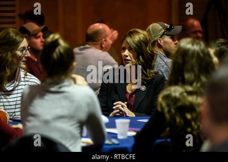 Gov. Kristi Noem, xxxiii governatore del Sud Dakota, parla con 114Fighter Wing aviatori durante una cerimonia di benvenuto a Sioux Falls, S.D., Febbraio 3, 2019. La cerimonia si è tenuta a riconoscere gli avieri del 114Fighter Wing chi ha implementato come parte del più grande dello stato dell'aria e dello spazio di forza expeditionary (AEF) missione. Foto Stock