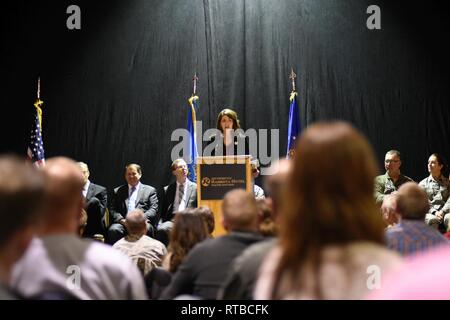 Gov. Kristi Noem, xxxiii governatore del Sud Dakota, parla con 114Fighter Wing aviatori durante una cerimonia di benvenuto a Sioux Falls, S.D., Febbraio 3, 2019. La cerimonia si è tenuta a riconoscere gli avieri del 114Fighter Wing chi ha implementato come parte del più grande dello stato dell'aria e dello spazio di forza expeditionary (AEF) missione. Foto Stock