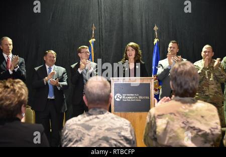 Gov. Kristi Noem, xxxiii governatore del Sud Dakota, parla con 114Fighter Wing aviatori durante una cerimonia di benvenuto a Sioux Falls, S.D., Febbraio 3, 2019. La cerimonia si è tenuta a riconoscere gli avieri del 114Fighter Wing chi ha implementato come parte del più grande dello stato dell'aria e dello spazio di forza expeditionary (AEF) missione. Foto Stock