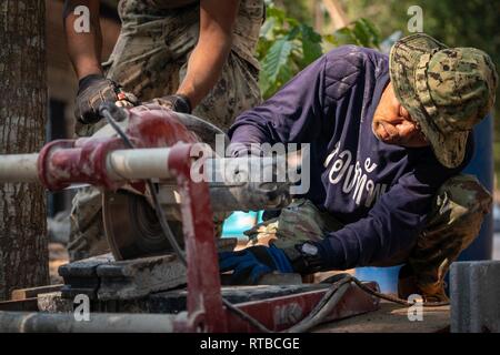 Royal Thai Navy Chief Petty Officer 1. Classe Thawatchai Kon uomo seghe di un blocco di calcestruzzo durante la costruzione di un edificio multifunzionale a vietare l uomo Kroi scuola nel supporto di esercizio Cobra oro in Rayong, Regno di Thailandia, Febbraio 3, 2019. Gli Stati Uniti La marina e la Marina Militare tailandese ha lavorato insieme per restituire alla comunità locale in sforzi per rafforzare strutture militari di obbligazioni. Esercizio Cobra Gold 19 sottolinea il coordinamento su azione civica, come ad esempio la fornitura di assistenza umanitaria e di soccorso in caso di catastrofe eventi, lo sviluppo dell'interoperabilità e l'unità di azione in crisi le contingenze. Kon l uomo è con cost Foto Stock