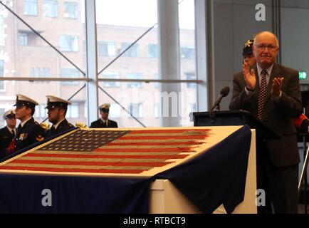 Pete Hoekstra, ambasciatore degli Stati Uniti ai Paesi Bassi dà un applauso di apprezzamento per i veterani, presente e passato i soldati per i loro sacrifici durante un americano D-Flag Giorno cerimonia di esposizioni, Feb 4. al Museo Kunsthal a Rotterdam, Paesi Bassi. Il D-Day bandiera che ha volato su una U.S. Nave della marina americana leader della Allied anticipo sulle spiagge della Normandia quasi 75 anni fa sarà torna in America dopo aver corso sul display nei Paesi Bassi il 5 febbraio - Feb 17. Foto Stock