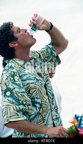 Honolulu, Hawaii, xx luglio, 1999, primo giorno di riprese "BayWatch Hawaii. David Hasselhoff sul set di "Baywatch Hawaii' bevande un botle di acqua Credito: Mark Reinstein/MediaPunch Foto Stock