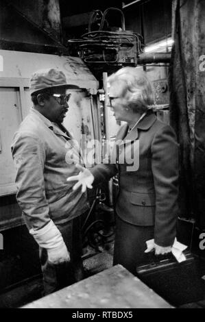 Margaret Thatcher 1979 elezioni generali sulla pista di campagna. Visita alla fabbrica nelle West Midlands. 1970 Regno Unito che parla con il lavoratore nero maschile della fabbrica. HOMER SYKES Foto Stock