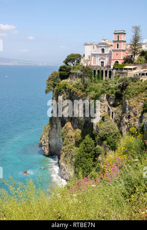 Vista panoramica di Vico Equense con la chiesa della Santissima Annunziata a picco sul mare, il Vesuvio sullo sfondo, in Sorrento's peninsul Foto Stock