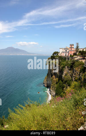 Vista panoramica di Vico Equense con la chiesa della Santissima Annunziata a picco sul mare, il Vesuvio sullo sfondo, in Sorrento's peninsul Foto Stock