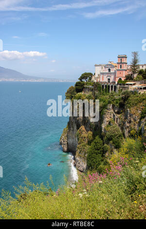Vista panoramica di Vico Equense con la chiesa della Santissima Annunziata a picco sul mare, il Vesuvio sullo sfondo, in Sorrento's peninsul Foto Stock