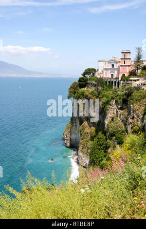 Vista panoramica di Vico Equense con la chiesa della Santissima Annunziata a picco sul mare, il Vesuvio sullo sfondo, in Sorrento's peninsul Foto Stock