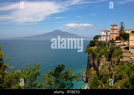 Vista panoramica di Vico Equense con la chiesa della Santissima Annunziata a picco sul mare, il Vesuvio sullo sfondo, in Sorrento's peninsul Foto Stock