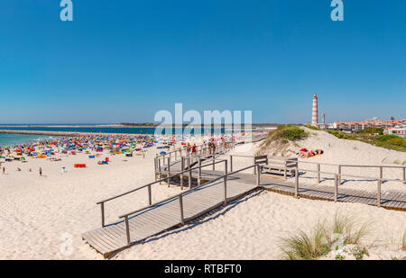 Praia da Barra, ombrelloni e frangivento Foto Stock