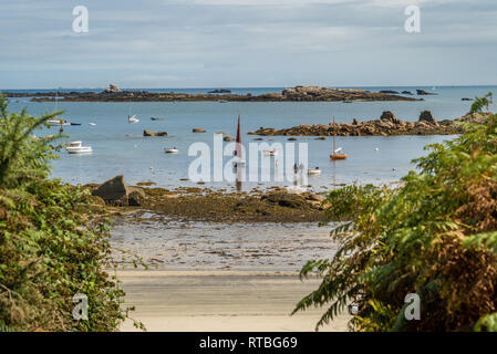 Barche a vela sull'oceano di Callot isola in Bretagna Foto Stock