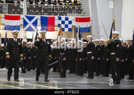 Grandi laghi, Ill. (feb. 8, 2019) Comandante, formazione Centro di supporto Grandi Laghi Capt. David Dwyer e Capt. Erik Thors, comandante, assumere il comando di formazione (RTC) riceve un saluto dalla laurea divisioni durante una passata in rassegna la cerimonia di laurea all'interno di Midway cerimoniale di Drill Hall in RTC. Dwyer ha servito come il riesame di officer per la cerimonia. Più di 30.000 reclute graduate annualmente dalla marina è solo di boot camp. Foto Stock