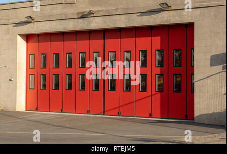 Bude, Cornwall, England Regno Unito. Febbraio 2019. La Comunità la stazione dei vigili del fuoco con red porte scorrevoli Foto Stock