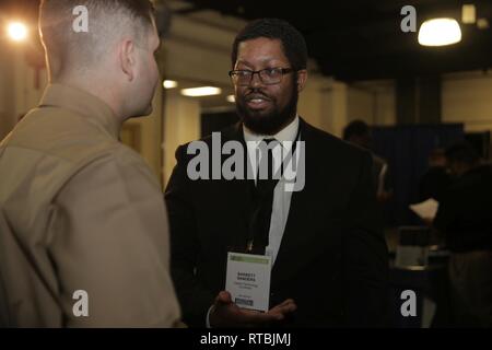 WASHINGTON - Capt. Andrew Herbert parla di Barrett Sanders a career fair durante l'Ingegnere nero dell'anno Awards (BEYA) 2019 Scienza, Tecnologia, Ingegneria e Matematica (stelo) Conferenza nel Distretto di Columbia, 8 febbraio 2019. Il Marine Corps il reclutamento di comando (MCRC) ha intrapreso azioni deliberate per aumentare la diversità delle adesioni e outreach, come attuazione di un robusto impegno nella comunità programma, nuovi sforzi per aumentare la consapevolezza delle opportunità di borse di studio e l'analisi in continuo e la raffinatezza del reclutamento sistematico. BEYA stelo presenta valori simili, promuovendo la svil Foto Stock