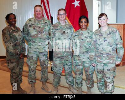 Stati Uniti Esercito Brig. Gen. Nikki Griffin Oliva, comandante generale 335a comando di segnalazione (T)(P), a destra pone il personale Sgt. Sharmella Andrews, secondo da destra e Sgt. Derrick Burnham, centro seguendo la NCO cerimonia di induzione a Camp Arifjan, Kuwait, 8 febbraio 2019. Nella foto sono inoltre presenti il comando Sgt. Il Mag. John ricamatrici Schiffli, Sr, la seconda da sinistra e Chief Warrant Officer 5 Felecia Shurn, a sinistra. Foto Stock