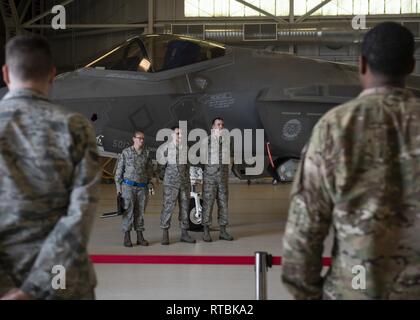 Da sinistra a destra, Tech. Il sergente Rebecca Martineau, xxxiii Manutenzione aeromobili squadrone carico di armi capo equipaggio, Senior Airman Cole Randall, Airman 1. Classe Nicholas Whitt, XXXIII AMXS carico di armamenti membri di equipaggio, pongono di fronte a un F-35un fulmine II prima dell' inizio del carico trimestrale la concorrenza nel Febbraio 8, 2019, a Eglin Air Force, Fla. la trentatreesima Fighter Wing detiene armi trimestrale concorsi di carico dove gli avieri per competere con i loro colleghi in un temporizzata e classificato concorso. Foto Stock