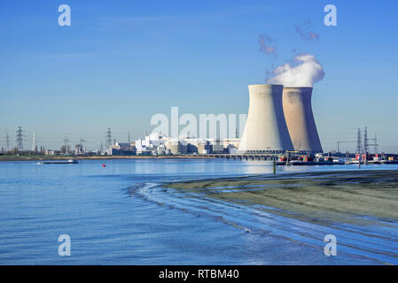Doel Centrale Nucleare / centrale nucleare nel porto di Anversa lungo il fiume Schelda / Schelde, Fiandre, in Belgio Foto Stock