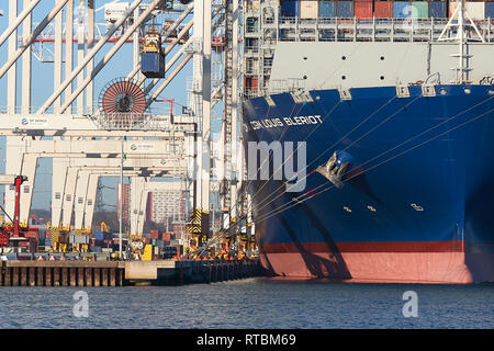 400 metri, Ultra-Large, nave portacontainer CMA CGM Louis Bleriot, vengono caricate e scaricate a Southampton Container Terminal Berth 5 al tramonto. Regno Unito. Foto Stock