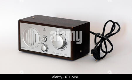 Fotografia di una radio a transistor vintage, originale degli anni '80. Isolato su sfondo bianco Foto Stock