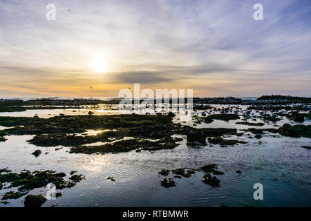 Tramonto al Fitzgerald Riserva Marina tidepools, Moss Beach, California Foto Stock