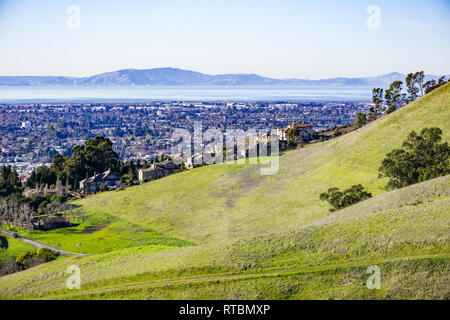 Vista verso la città della East Bay area della baia di San Francisco, Hayward, California Foto Stock